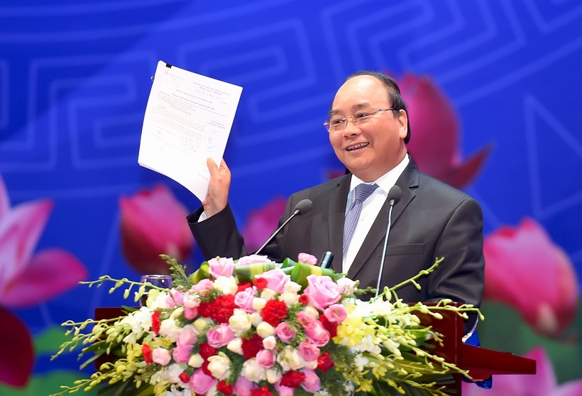 Tại cuộc đối thoại với doanh nghiệp năm 2017, Thủ tướng công bố, ông vừa ký Chỉ thị số 20 về việc không thanh tra doanh nghiệp một năm quá một lần. Ảnh: VGP/Quang Hiếu