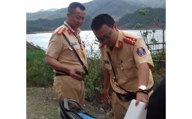Hình ảnh đẹp của 2 cán bộ CSGT Công an tỉnh Sơn La được cộng đồng mạng tán dương.