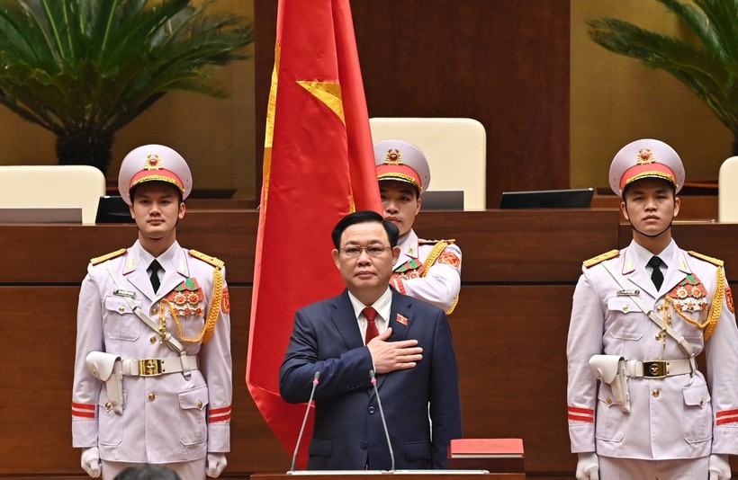 Tân Chủ tịch Quốc hội Vương Đình Huệ tuyên thệ trước Quốc kỳ, Quốc hội và đồng bào, cử tri cả nước. Ảnh: Quang Khánh