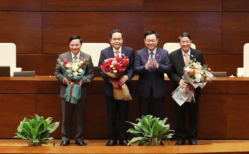 Chủ tịch Quốc hội Vương Đình Huệ chúc mừng các Phó Chủ tịch.