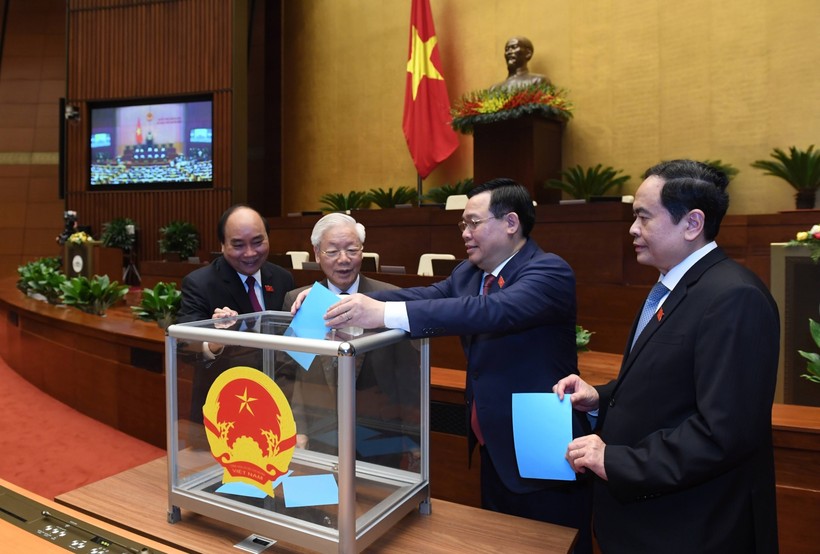 Tổng Bí thư, Chủ tịch nước Nguyễn Phú Trọng và các đồng chí lãnh đạo Đảng, Nhà nước bỏ phiếu miễn nhiệm Thủ tướng Chính phủ. Ảnh: Quang Khánh