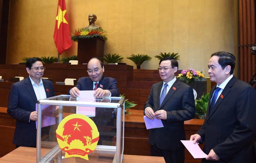 Các đồng chí lãnh đạo Đảng, Nhà nước bỏ phiếu miễn nhiệm Phó Chủ tịch nước. Ảnh: Quang Khánh