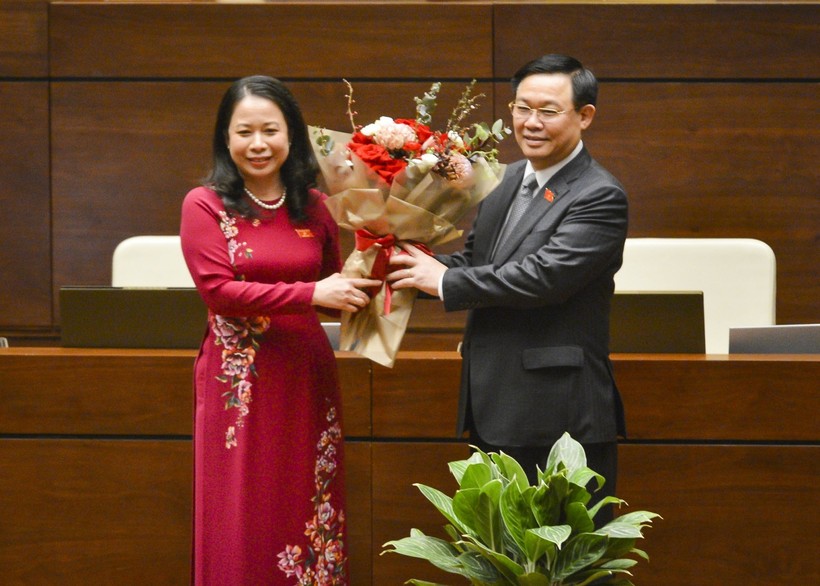 Chủ tịch Quốc hội Vương Đình Huệ tặng hoa chúc mừng tân Phó Chủ tịch nước Võ Thị Ánh Xuân. Ảnh: Quang Khánh