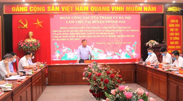 Phó Bí thư Thành ủy Nguyễn Văn Phong phát biểu tại buổi làm việc tại huyện Thanh Oai