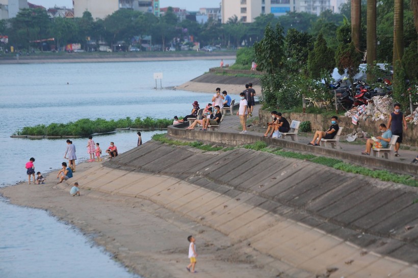 Bất chấp chỉ thị của TP Hà Nội, nhiều người dân vẫn tụ tập sau những ngày nắng nóng.