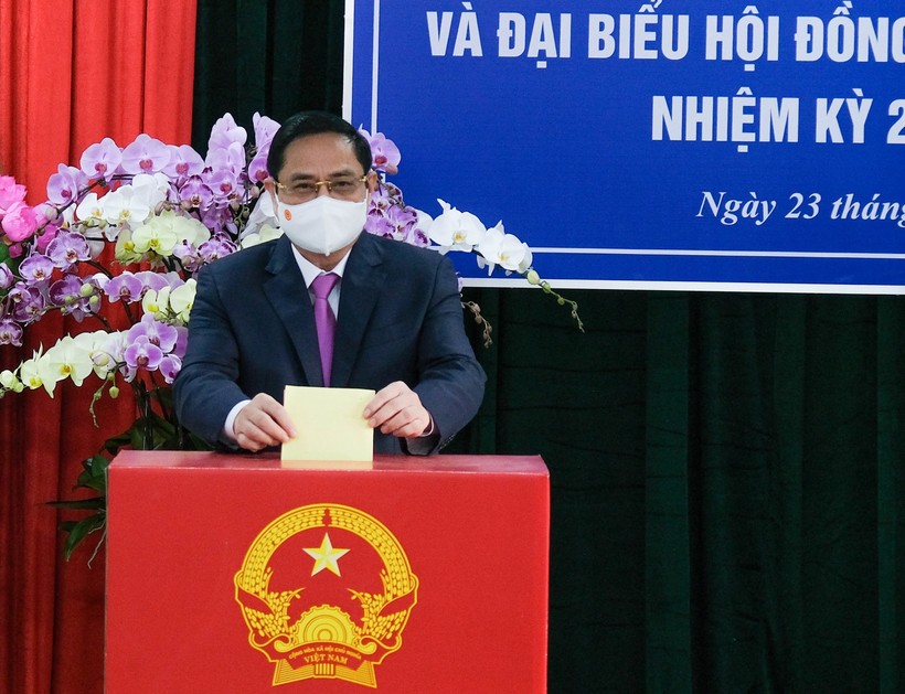 Thủ tướng Phạm Minh Chính bỏ phiếu  tại khu vực bỏ phiếu số 18.  