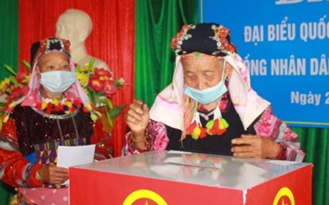 Cử tri xã Lũng Cú, huyện vùng cao Đồng Văn (Hà Giang) thực hiện quyền và nghĩa vụ bỏ phiếu 
