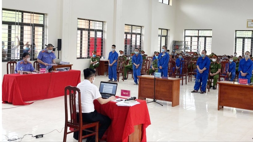 Viện kiểm sát nhân dân tỉnh Quảng Ninh phối hợp với Toà án nhân dân tỉnh tổ chức 02 phiên toà lưu động xét xứ sơ thẩm 11 bị cáo về tội “ tổ chức cho người khác xuất, nhập cảnh trái phép”.