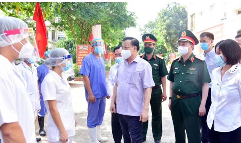 Bí thư Thành ủy Đinh Tiến Dũng thăm, động viên các lực lượng làm nhiệm vụ tại khu cách ly huyện Thạch Thất
