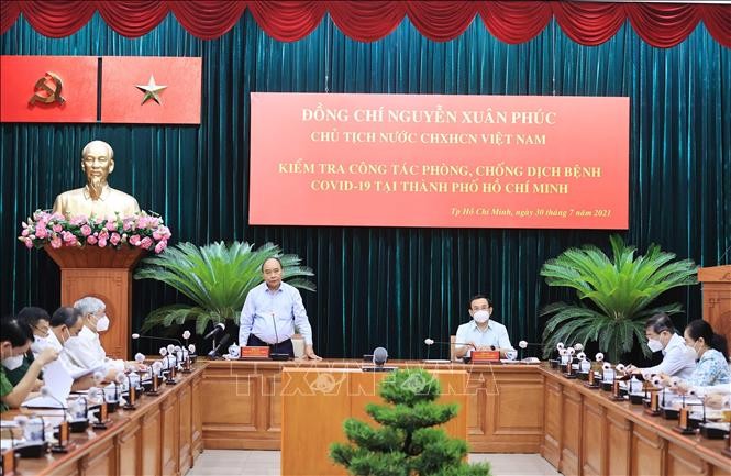 Chủ tịch nước Nguyễn Xuân Phúc làm việc với lãnh đạo TP Hồ Chí Minh về công tác phòng chống, dịch COVID - 19 trên địa bàn. Ảnh: TTXVN