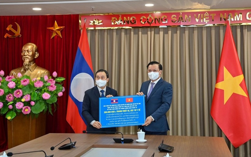 Thủ đô Hà Nội tặng Thủ đô Viêng Chăn và 8 khu vực Bắc Lào 200.000 USD và trang thiết bị vật tư y tế để hỗ trợ phòng, chống dịch Covid-19