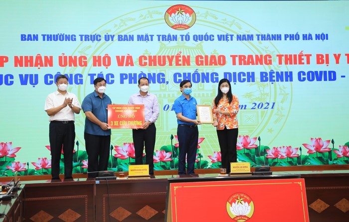 Bàn giao 3 xe cứu thương cho quận Hoàng Mai