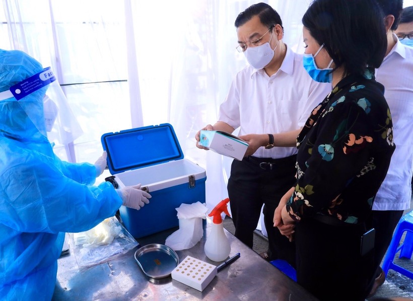 Chủ tịch UBND TP Hà Nội Chu Ngọc Anh kiểm tra quy trình xét nghiệm phòng, chống dịch