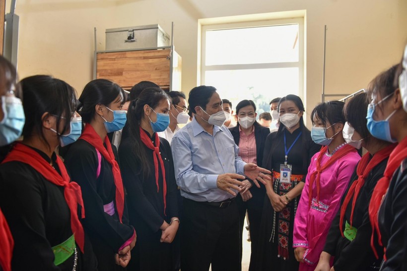 Thủ tướng Chính phủ Phạm Minh Chính tới thăm, động viên học sinh Trường Phổ thông Dân tộc nội trú THCS Định Hóa, Thái Nguyên.
