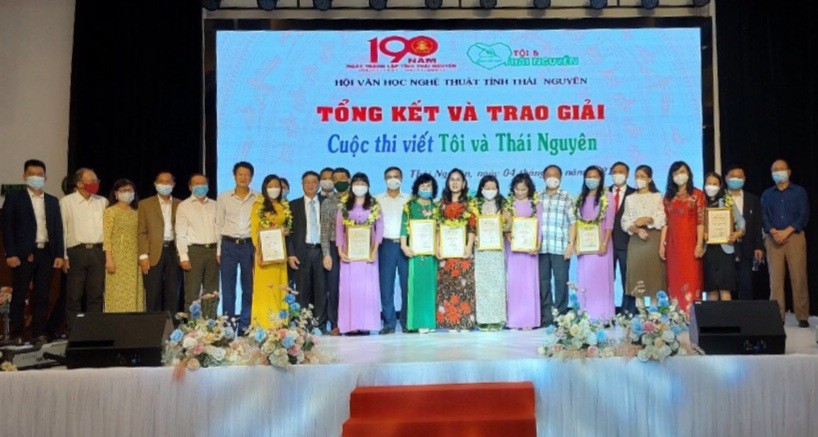 Ban tổ chức và các tác giả đạt giải Cuộc thi viết "Tôi và Thái Nguyên".