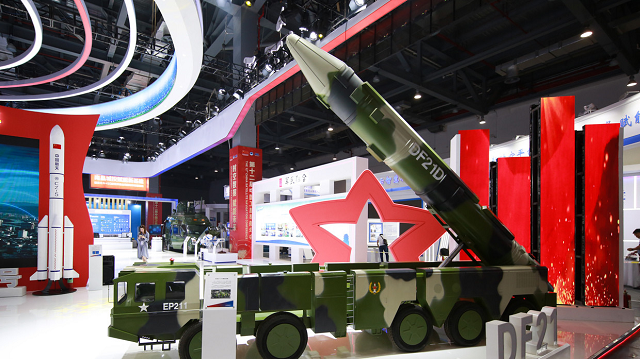 Một mô hình tên lửa đạn đạo DF-21D được trưng bày trước Hội chợ định vị vệ tinh Trung Quốc lần thứ 12 ở Nam Xương, Trung Quốc. 