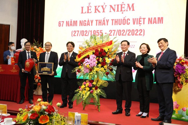 Chủ tịch Quốc hội Vương Đình Huệ tặng hoa, quà lưu niệm cho Bệnh viiện Hữu nghị Việt Đức. Ảnh: Doãn Tấn/TTXVN