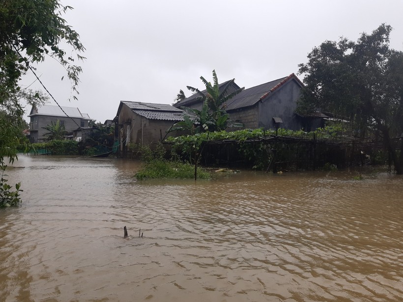 Mưa liên tiếp đã khiến nước sông tại địa bàn tỉnh Thừa Thiên – Huế dâng cao, làm ngập nhiều tuyến đường.
