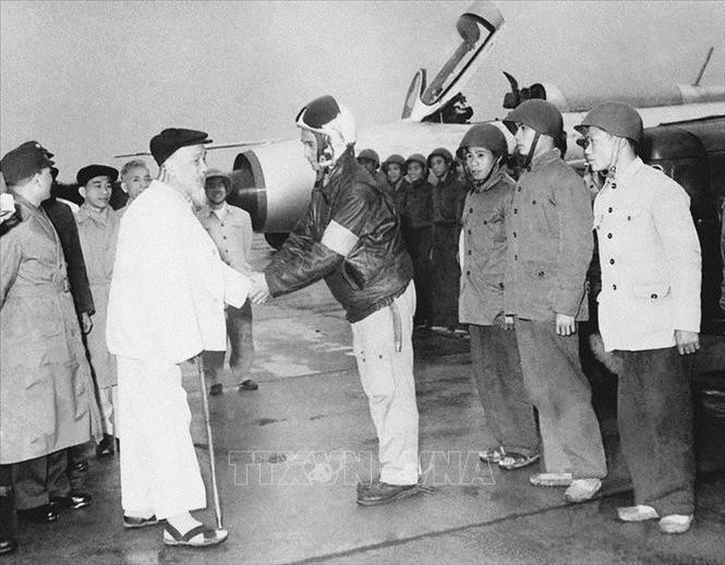 Nhân dịp Tết nguyên đán Đinh Mùi (9/2/1967), Chủ tịch Hồ Chí Minh đến thăm và chúc Tết cán bộ, chiến sĩ Trung đoàn không quân 921-Đoàn Không quân Sao Đỏ. (Ảnh: TTXVN)