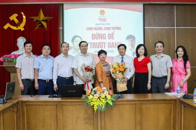Nhà báo Dương Thanh Hương - Phó Tổng biên tập Báo GD&TĐ (đứng giữa) và các khách mời của chương trình