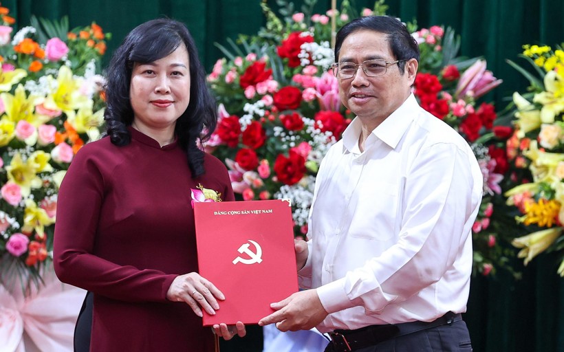 Thủ tướng Phạm Minh Chính trao Quyết định Bí thư Ban Cán sự Đảng, Quyền Bộ trưởng Bộ Y tế đối với đồng chí Đào Hồng Lan - Ảnh:VGP/Nhật Bắc