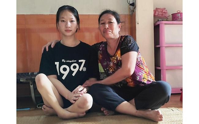 Nữ sinh Nguyễn Thị Thùy và mẹ.