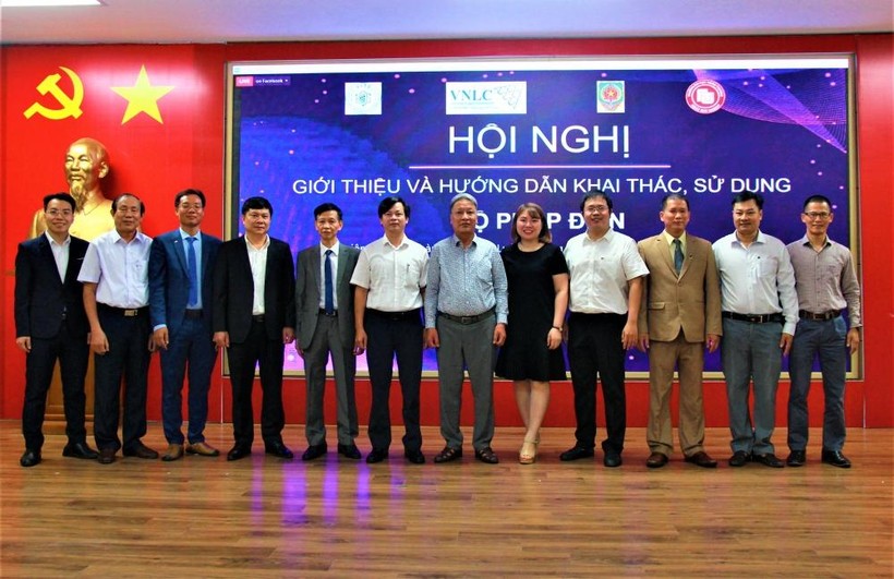 Trong khuôn khổ Hội nghị, TS.LS Nguyễn Hồng Thái – Phó Viện trưởng Viện Kinh tế Công nghệ Việt Nam trao quyết định cho Ban cố vấn Nhóm Cộng đồng luật Việt Nam.