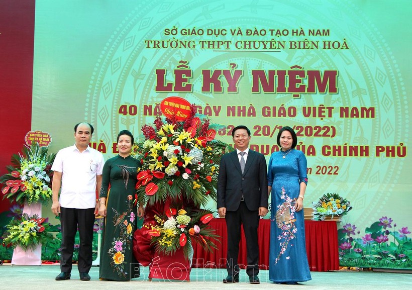 Ông Trần Thanh Lâm, Phó trưởng Ban Tuyên giáo Trung ương tặng hoa chúc mừng các thầy cô và nhà trường nhân dịp kỷ niệm 40 năm Ngày Nhà giáo Việt Nam. Ảnh: Báo Hà Nam