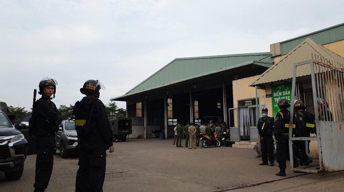 Lực lượng công an phong toả trung tâm đăng kiểm ở quận Bình Tân. Ảnh: Người lao động