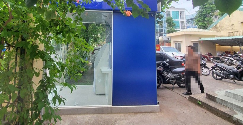 Cây ATM đặt trong trụ sở UBND phường Trần Hưng Đạo. Ảnh. N.