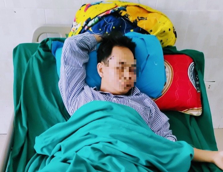 Thầy Nguyễn Đại Đình Nam đang được điều trị tích cực tại Bệnh viện Đa khoa Hà Giang.