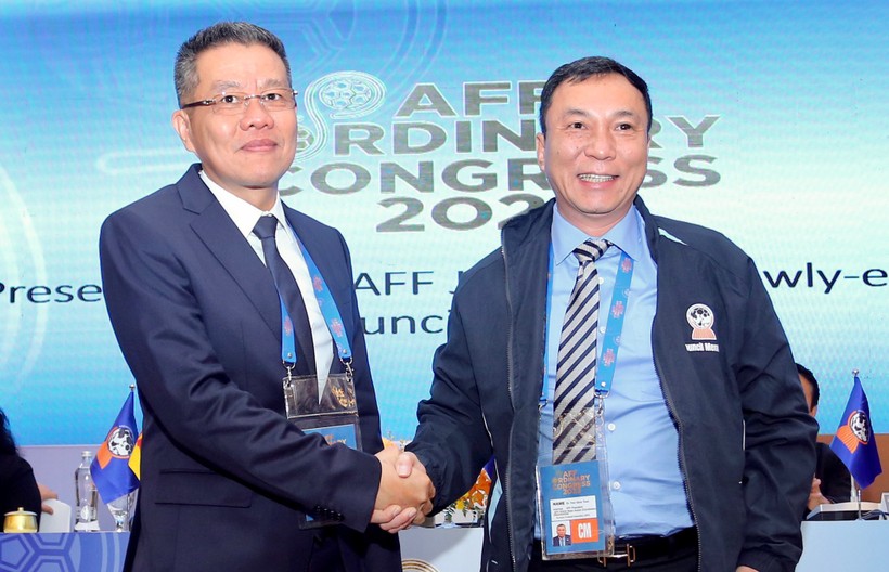 Ông Trần Quốc Tuấn (bên phải) tham gia Ban chấp hành AFC nhiệm kỳ 2023 – 2027.