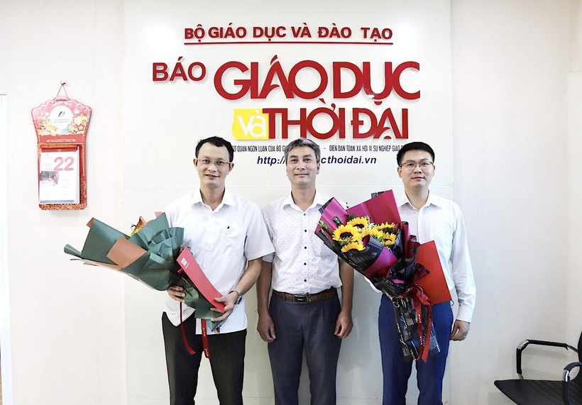 Nhà báo Ngô Sỹ Nha, Phó Trưởng Văn phòng đại diện Báo Giáo dục & Thời khu vực Việt Bắc tặng hoa hai khách mời tham gia buổi Giao lưu trực tuyến.