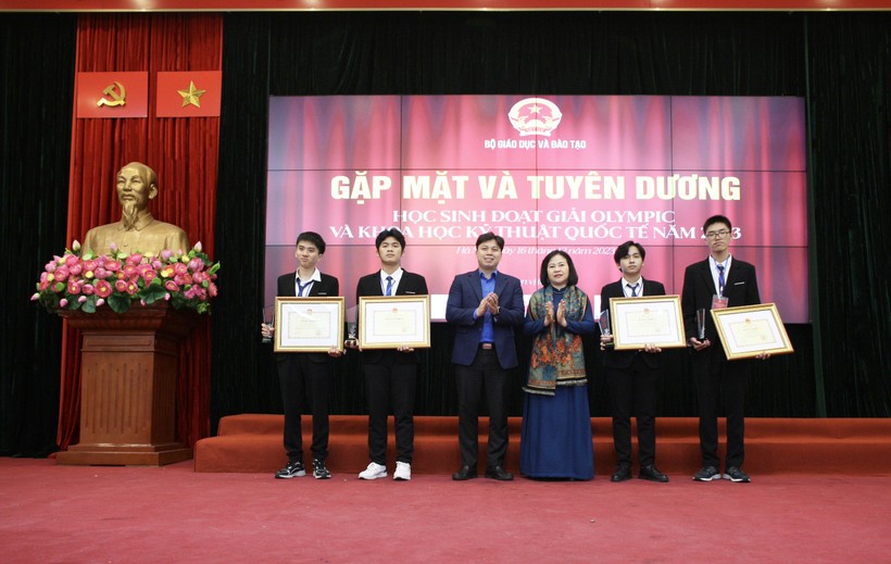 Thứ trưởng Ngô Thị Minh trao Bằng khen của Bộ trưởng, cho 5 học sinh.