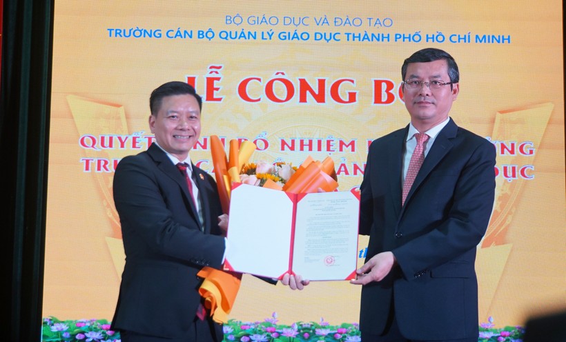Thứ trưởng Bộ GD&ĐT Nguyễn Văn Phúc (phải) trao quyết định bổ nhiệm Hiệu trưởng cho TS Vũ Quảng. Ảnh: Mạnh Tùng