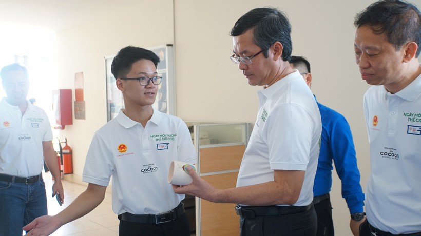 Thứ trưởng Bộ GD&ĐT Nguyễn Văn Phúc (giữa) tham quan một gian hàng sản phẩm tái chế của sinh viên tại lễ meeting. Ảnh: Mạnh Tùng