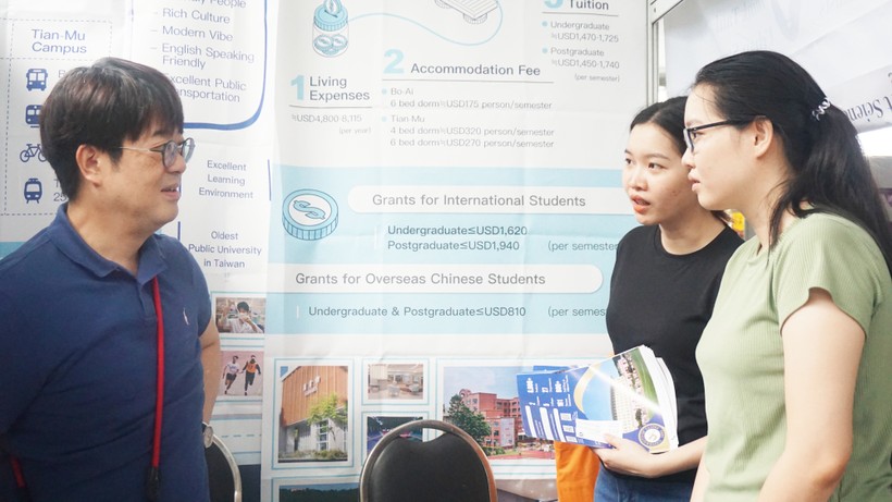 Phụ huynh, học sinh tìm hiểu thông tin tại một gian trưng bày của trường đại học đến từ Đài Loan. Ảnh: Nguyễn Nhật