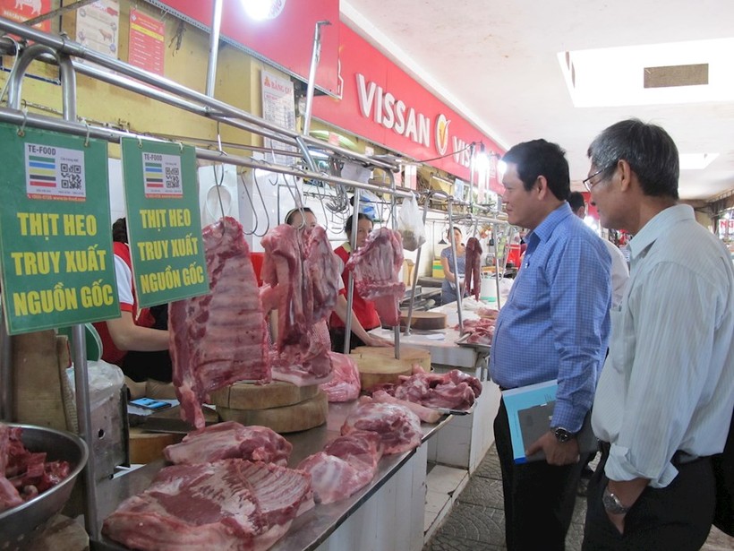 Lực lượng chức năng TPHCM giám sát về an toàn thực phẩm tại chợ Bến Thành, quận 1. (Ảnh: Trang tin Thành ủy TPHCM)