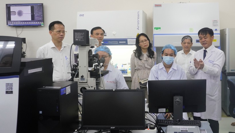 Đoàn công tác thẩm định các trang thiết bị tại phòng thí nghiệm của Khoa Y. Ảnh: ĐHQG-HCM.