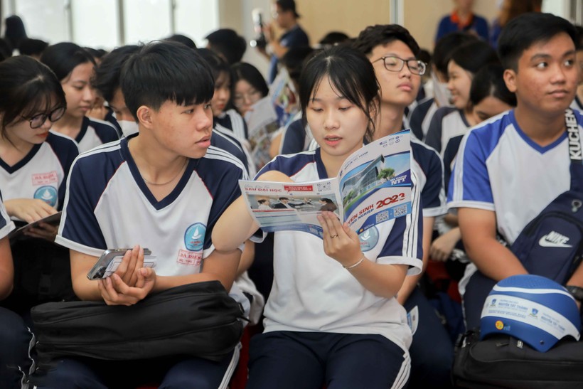 Học sinh tìm hiểu thông tin tuyển sinh Trường Đại học Nguyễn Tất Thành. Ảnh: NTTU