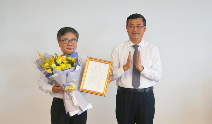 Thứ trưởng Bộ GD&ĐT Nguyễn Văn Phúc (phải) trao quyết định giao phụ trách Trường Đại học Việt Đức cho TS Hà Thúc Viên. Ảnh: Mạnh Tùng.