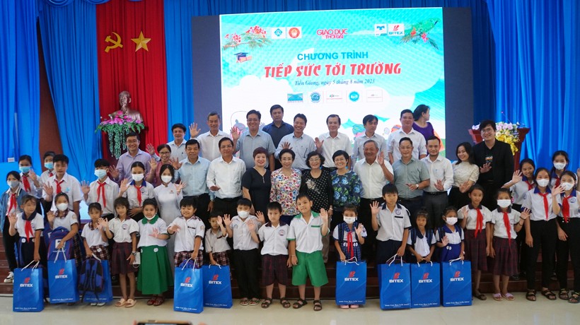 Chương trình "Tiếp sức đến trường" được tổ chức tại huyện Tân Phú Đông, tỉnh Tiền Giang, ngày 5/8. Ảnh: Mạnh Tùng