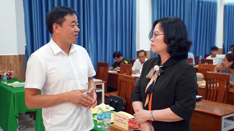 Thứ trưởng Ngô Thị Minh (phải) trao đổi với đại biểu bên lề Hội thảo. Ảnh: Mạnh Tùng