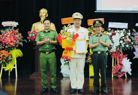 Thượng ta Nguyễn Đình Dương (giữa) nhận quyết định bổ nhiệm. Ảnh: Công an TPHCM