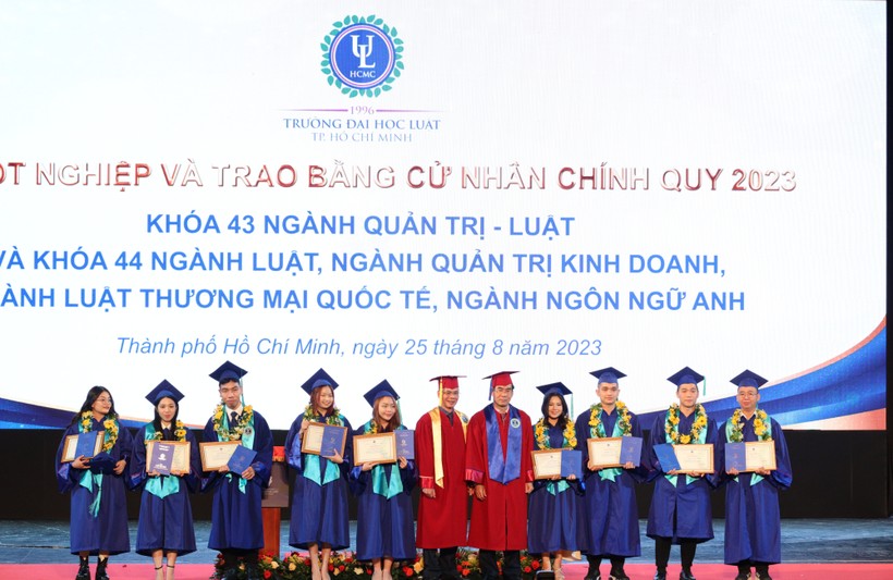 Lễ tốt nghiệp và trao bằng cử nhân của Trường ĐH Luật TPHCM ngày 25/8. Ảnh: HCMULAW.