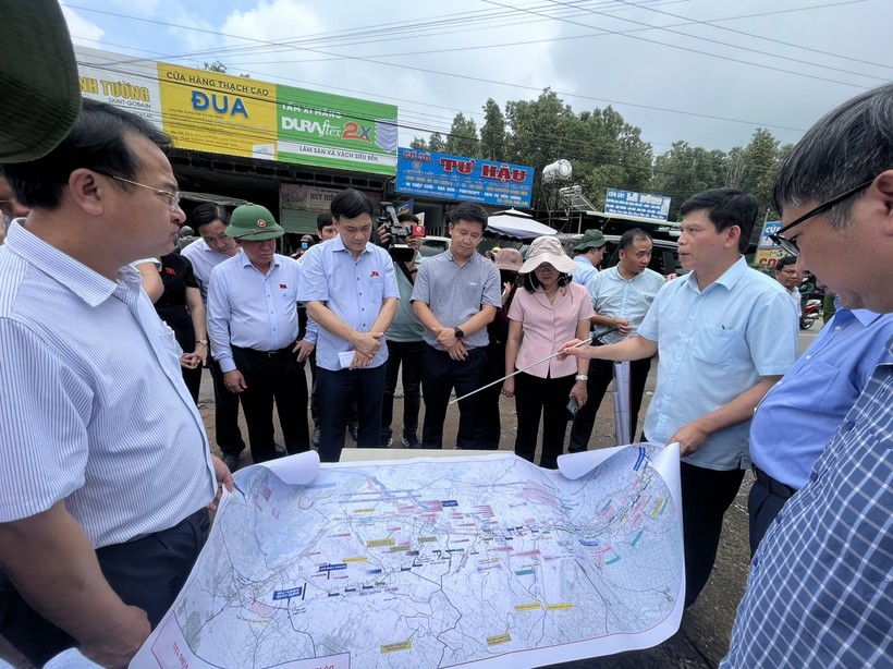 Đoàn công tác của Quốc hội kiểm tra dự án cao tốc Biên Hòa - Vũng Tàu. (Ảnh: Hoàng Phúc)