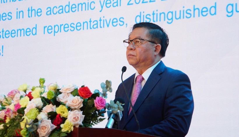 Trưởng Ban Tuyên giáo Trung ương Nguyễn Trọng Nghĩa phát biểu tại lễ khai giảng Trường Đại học Khoa học xã hội và Nhân văn, Đại học Quốc gia TPHCM. Ảnh: Mạnh Tùng