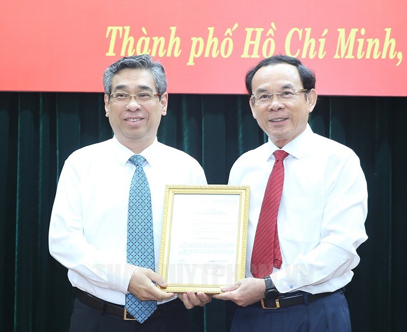 Bí thư Thành ủy TPHCM Nguyễn Văn Nên (phải) trao quyết định cho ông Nguyễn Phước Lộc. (Ảnh: Thành ủy TPHCM)