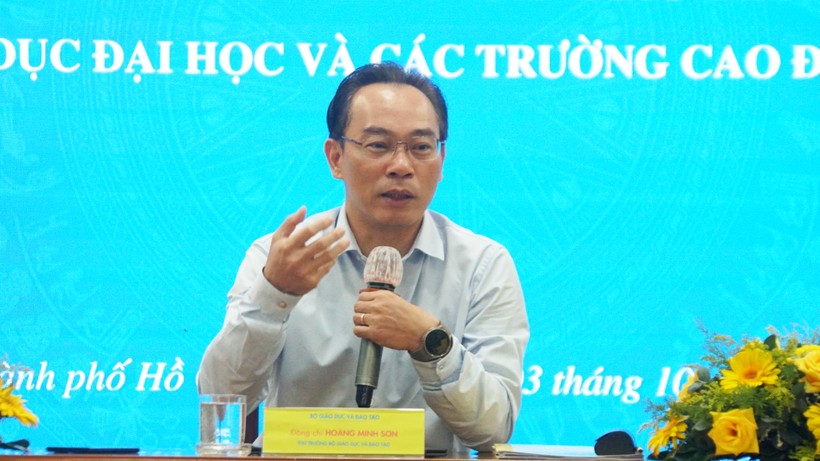 Thứ trưởng Hoàng Minh Sơn trao đổi tại Hội nghị công tác văn phòng và truyền thông khối cơ sở giáo dục đại học và các trường cao đẳng sư phạm năm 2023. Ảnh: Mạnh Tùng