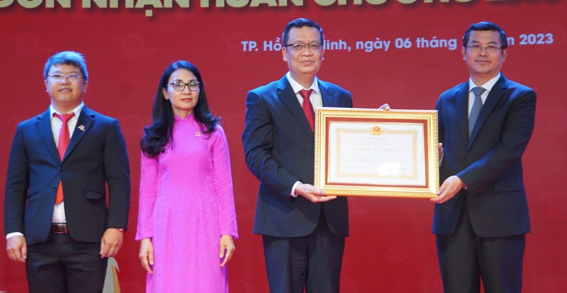 Thứ trưởng Nguyễn Văn Phúc (bìa phải) trao Huân chương Lao động hạng ba của Chủ tịch nước cho ban lãnh đạo cơ sở II Trường Đại học Ngoại thương. Ảnh: Mạnh Tùng